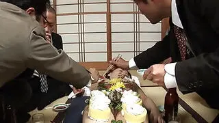 日本女孩浅见明日香成了餐盘