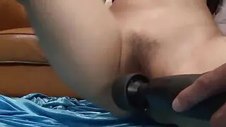 绫濑蒂亚拉的淫荡阴户在旋转振动棒下闪烁，为颜射做好充分准备
