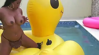Азиатская милф Максин X, занимающаяся самоудовлетворением, получает удовольствие от огромной утки.