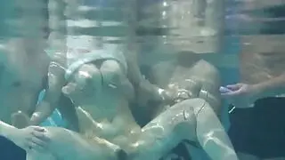 小宫铃菜这位最淫荡的亚洲女子在泳池边献上深喉服务