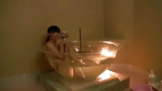 Японский любитель катается на лодке и купается в странной ванне.